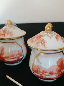 Paire de pot à crème en porcelaine peinte dans le style de sèvre