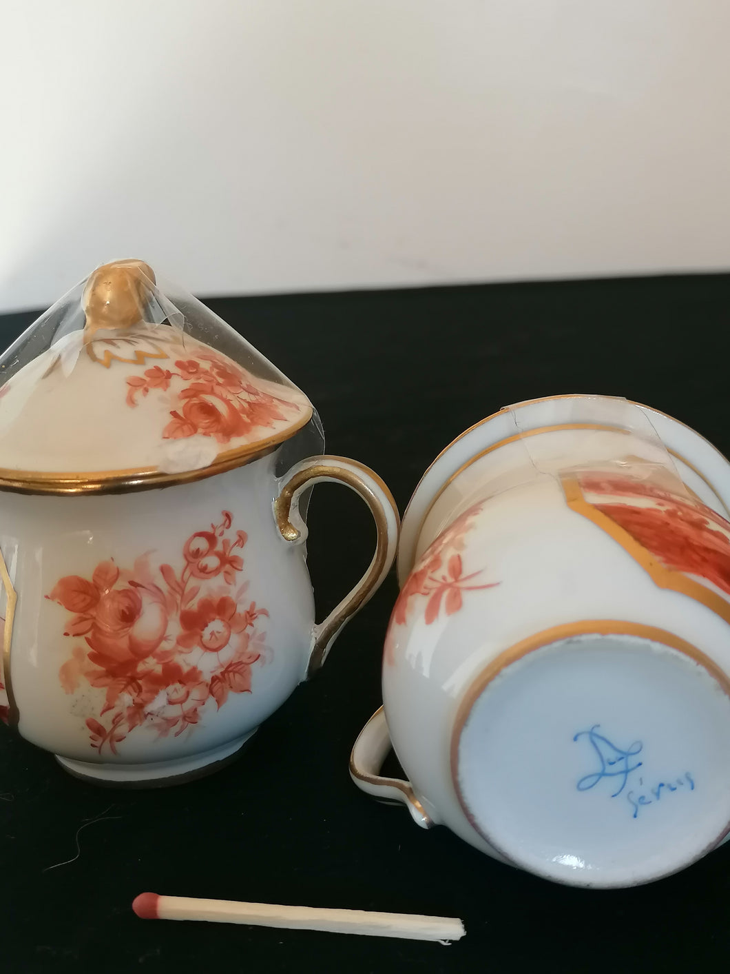 Paire de pot à crème en porcelaine peinte dans le style de sèvre