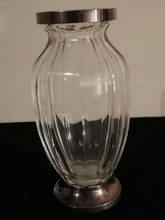 Charger l&#39;image dans la galerie, Yezler grand vase en cristal taillé, avec col et socle en argent 0.800.
