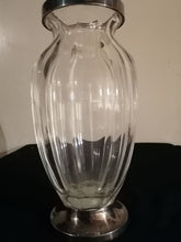 Charger l&#39;image dans la galerie, Yezler grand vase en cristal taillé, avec col et socle en argent 0.800.
