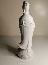 Charger l&#39;image dans la galerie, Guanyin Japonaise en porcelaine parfait état. 
