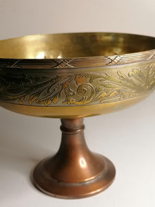 Coupe sur pied avec décors en laiton et cuivre