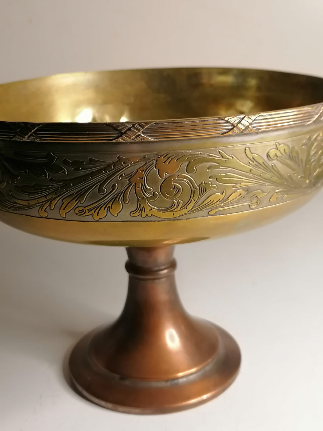 Coupe sur pied avec décors en laiton et cuivre