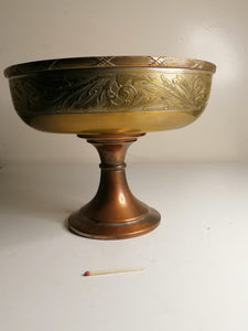 Coupe sur pied avec décors en laiton et cuivre