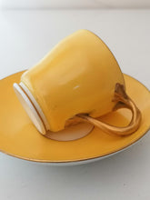 Charger l&#39;image dans la galerie, Tasse et sous tasse jaune ancienne en porcelaine
