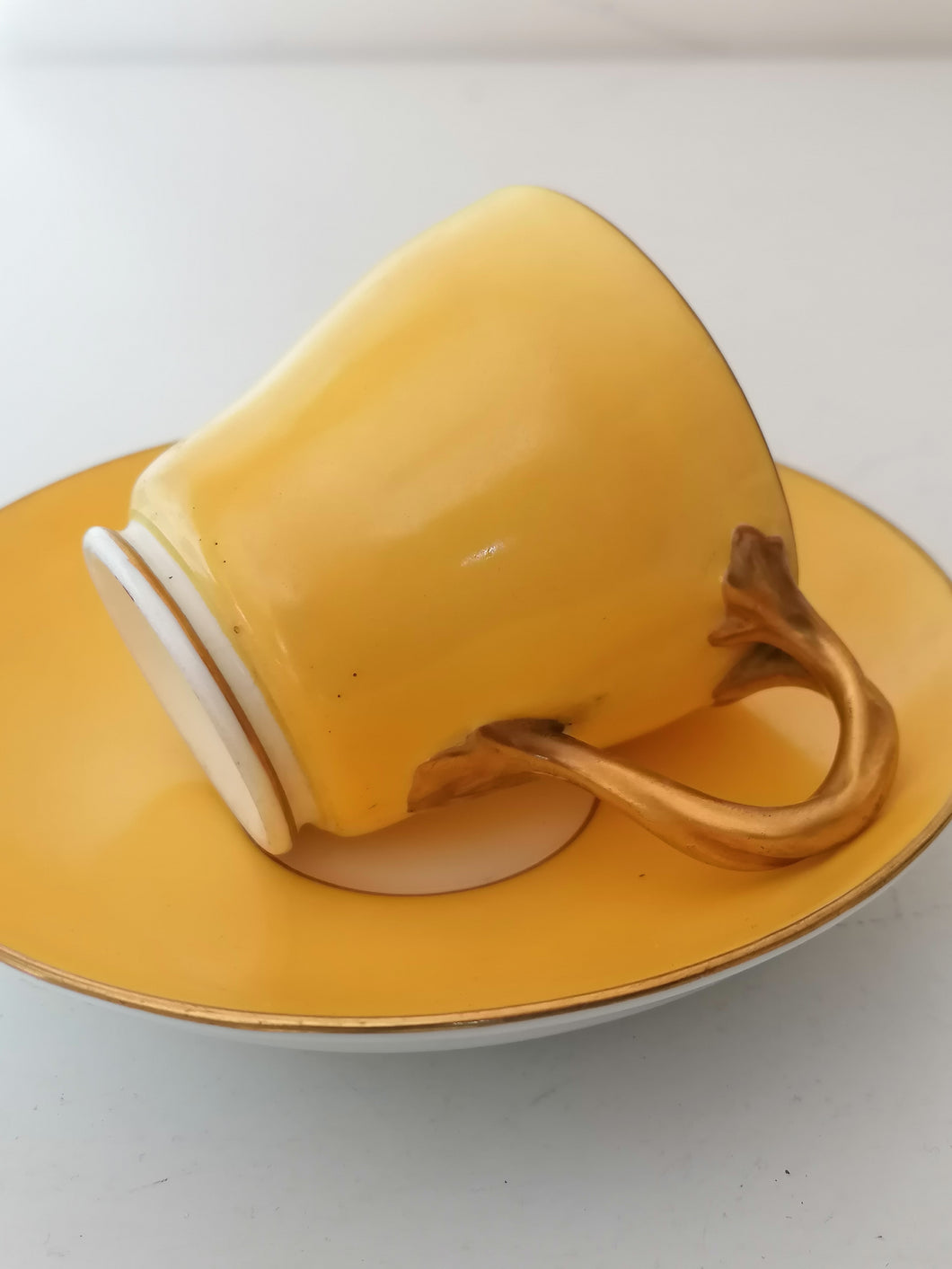 Tasse et sous tasse jaune ancienne en porcelaine