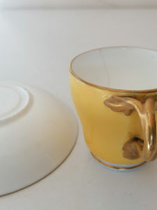 Tasse et sous tasse jaune ancienne en porcelaine
