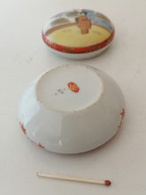 Charger l&#39;image dans la galerie, Petite boîte en porcelaine peinte Japonaise 
