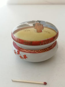 Petite boîte en porcelaine peinte Japonaise 