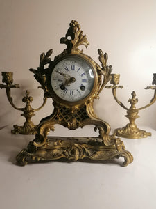 Pendule style Louis XV en bronze avec sa paire de candélabre. Mouvement parisien