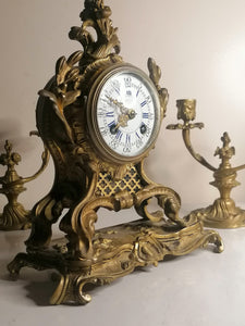 Pendule style Louis XV en bronze avec sa paire de candélabre. Mouvement parisien