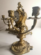 Charger l&#39;image dans la galerie, Pendule style Louis XV en bronze avec sa paire de candélabre. Mouvement parisien
