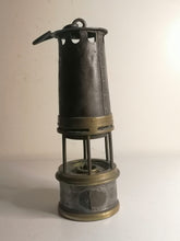 Charger l&#39;image dans la galerie, Ancienne lampe de mineur à pétrole, dans son jus
