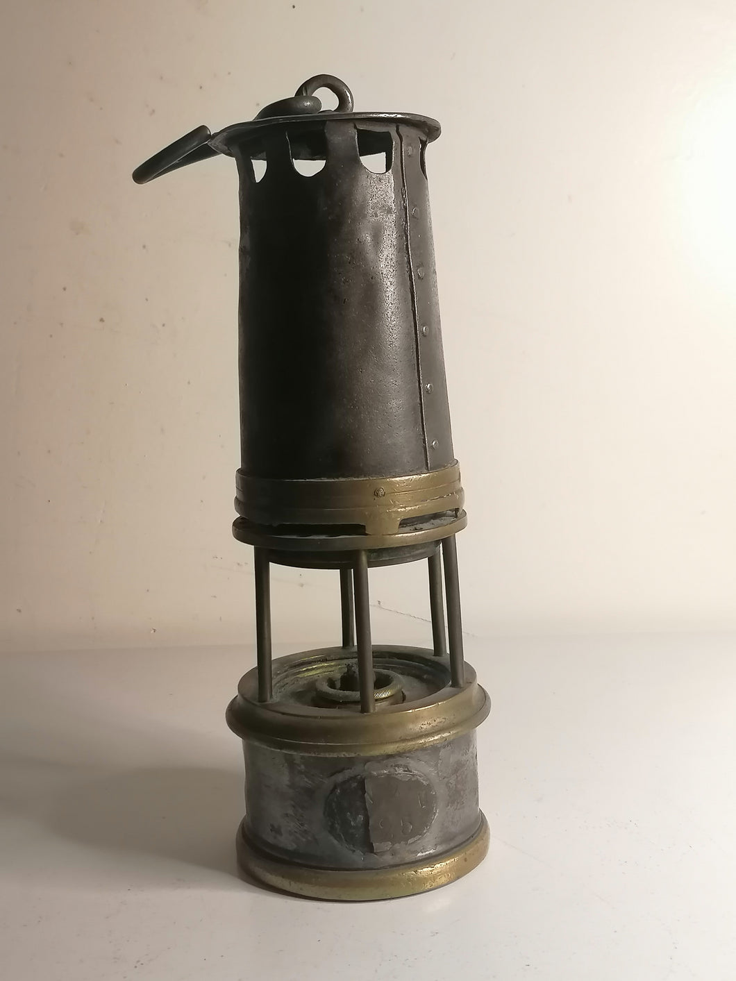 Ancienne lampe de mineur à pétrole, dans son jus