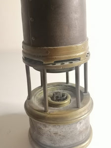 Ancienne lampe de mineur à pétrole, dans son jus