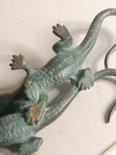 Charger l&#39;image dans la galerie, Couple de lézard en bronze, patine verte belle qualité. 
