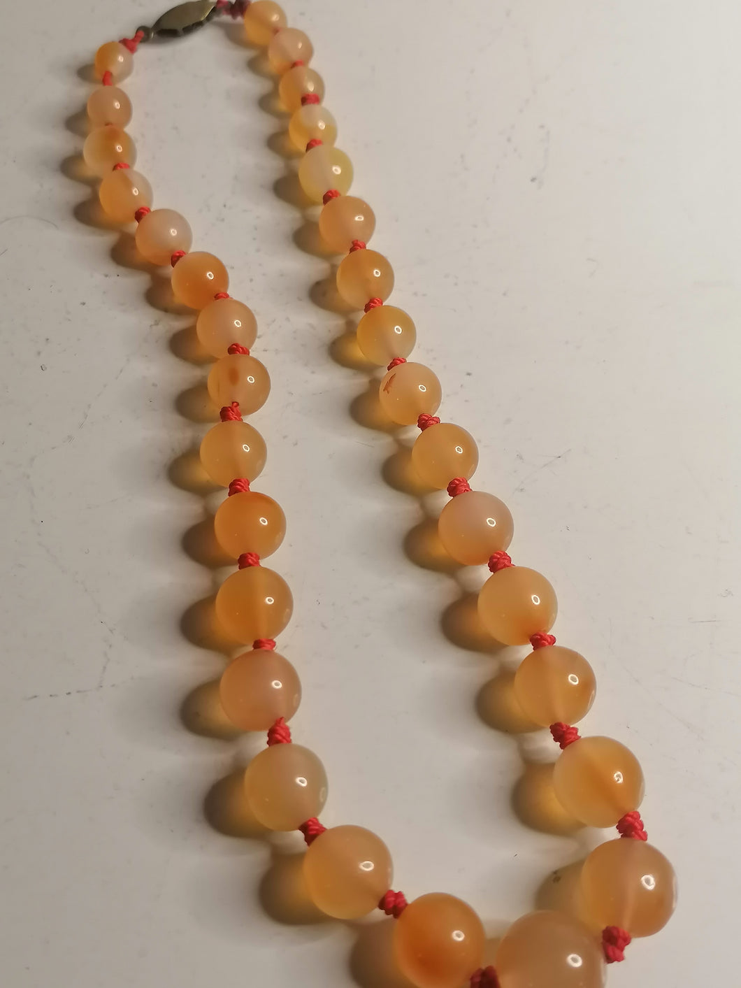 Collier en perle de cornaline noué. Belle qualité. 