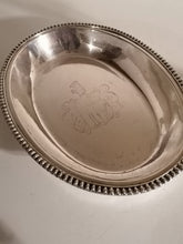 Charger l&#39;image dans la galerie, Plat creux avec armoirie  en métal argenté Anglais. XXème 
