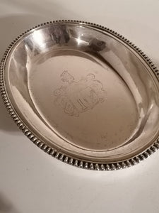 Plat creux avec armoirie  en métal argenté Anglais. XXème 