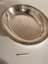 Charger l&#39;image dans la galerie, Plat creux avec armoirie  en métal argenté Anglais. XXème 

