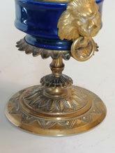 Charger l&#39;image dans la galerie, Petite cassolette Néo-Classique  en bronze et porcelaine bleu, dans le style de Sèvres.
