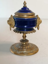 Charger l&#39;image dans la galerie, Petite cassolette Néo-Classique  en bronze et porcelaine bleu, dans le style de Sèvres.
