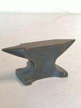 Charger l&#39;image dans la galerie, Enclume en bronze, souvenir compagnon du devoir à Reims 1998
