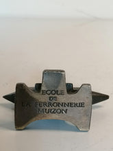 Charger l&#39;image dans la galerie, Enclume en bronze, souvenir compagnon du devoir à Reims 1998
