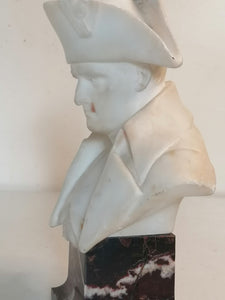 Buste en marbre blanc de carrare Napoléon bonnaparte. Dégâts et réparation sur la bicorne.

Signé E-J.C.P 1914 