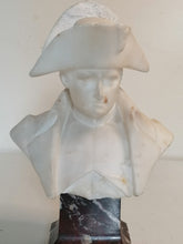 Charger l&#39;image dans la galerie, Buste en marbre blanc de carrare Napoléon bonnaparte. Dégâts et réparation sur la bicorne.

Signé E-J.C.P 1914 
