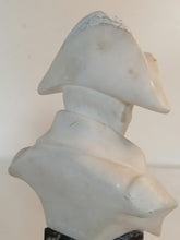 Charger l&#39;image dans la galerie, Buste en marbre blanc de carrare Napoléon bonnaparte. Dégâts et réparation sur la bicorne.

Signé E-J.C.P 1914 
