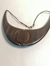 Charger l&#39;image dans la galerie, Magnifique Collier 1930 en palissandre et argent émaillé. Probablement scandinave.

