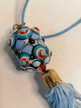 Charger l&#39;image dans la galerie, Pendentif en verre soufflé avec Collier en cuir. 
