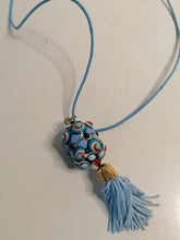 Charger l&#39;image dans la galerie, Pendentif en verre soufflé avec Collier en cuir. 
