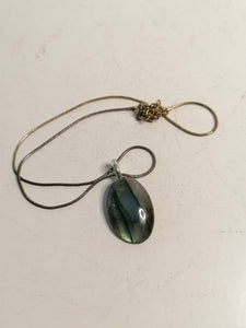 Collier argenté avec pendentif labradorite. 