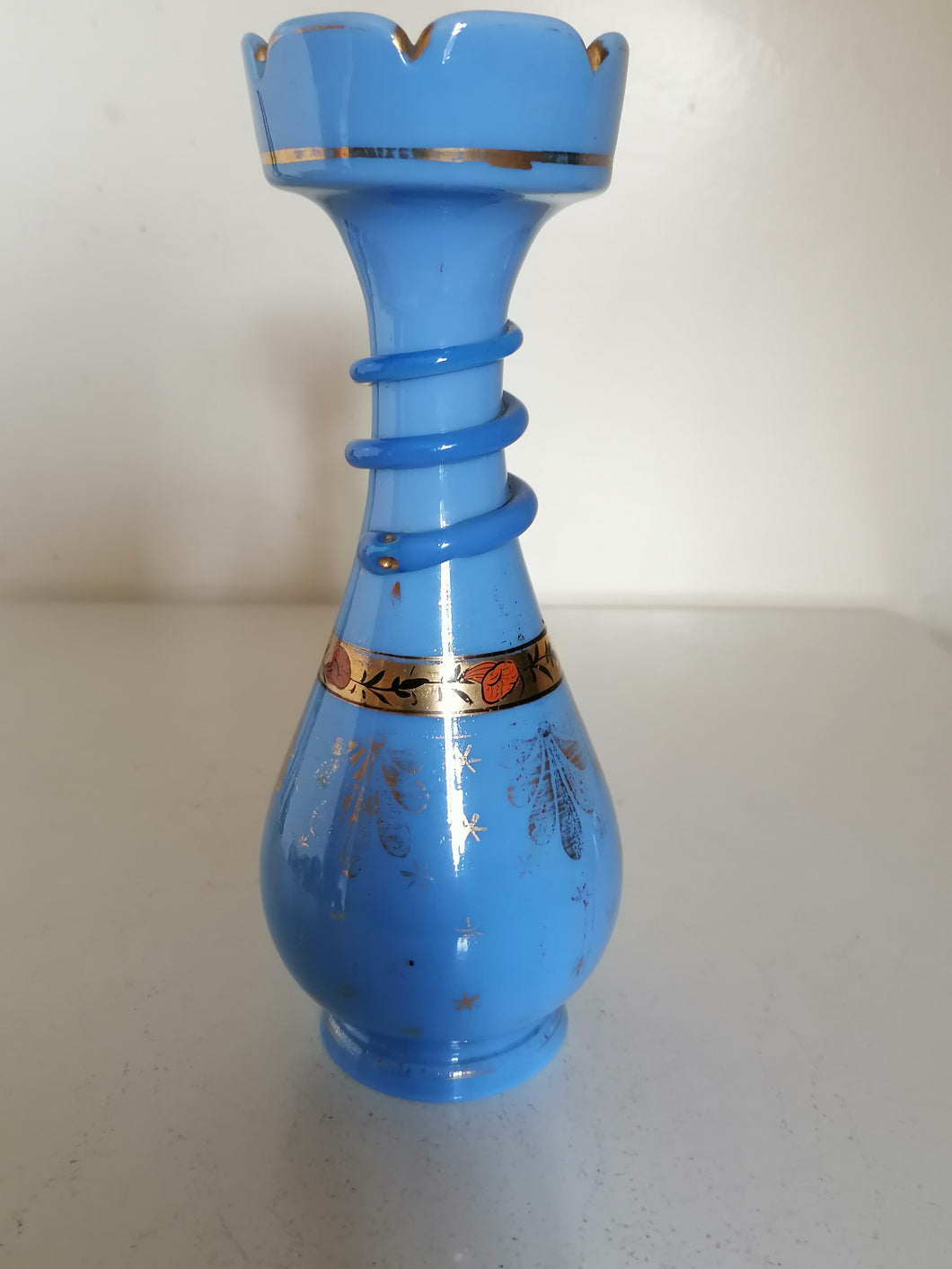 Vase en opaline bleui début XIXème avec décors à l'or fin. Parfait état.