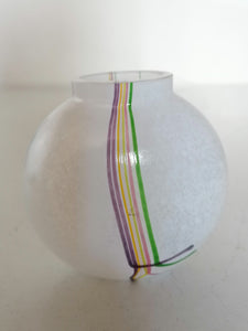 Petit vase en pâte de verre signé Costa Boda Suède.. Hauteur 8cm parfait état 