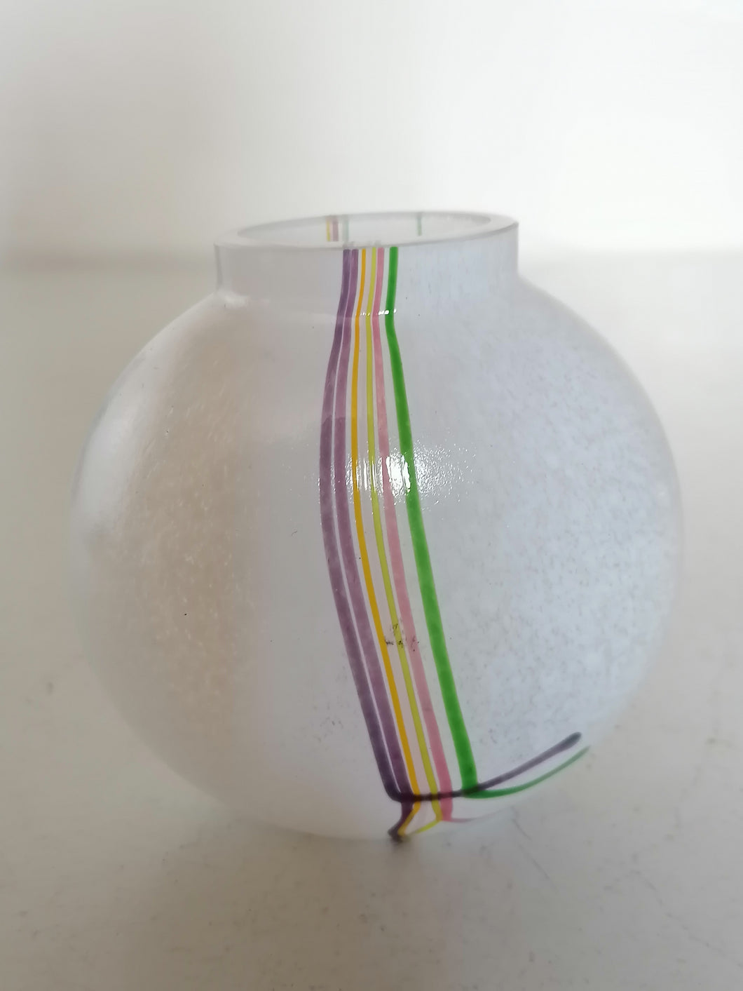 Petit vase en pâte de verre signé Costa Boda Suède.. Hauteur 8cm parfait état 