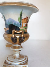 Charger l&#39;image dans la galerie, Paire de vase d&#39;époque Empire Vieux Paris peinte et doré à la main
