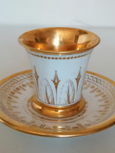 Charger l&#39;image dans la galerie, Vieux Paris Empire élégante tasse et sous tasse doré. 
