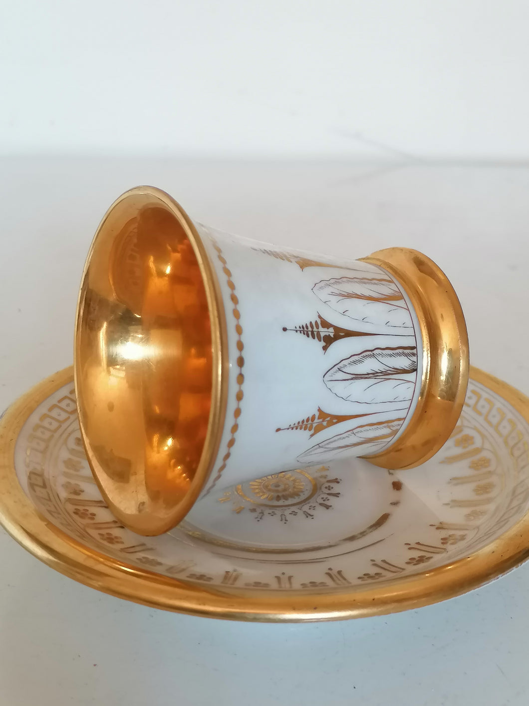 Vieux Paris Empire élégante tasse et sous tasse doré. 