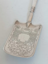 Charger l&#39;image dans la galerie, Pelle à gâteau en argent massif Russe fin 19ème, fin travail.
