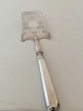 Charger l&#39;image dans la galerie, Pelle à gâteau en argent massif Russe fin 19ème, fin travail.
