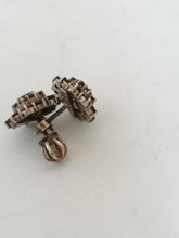 Charger l&#39;image dans la galerie, Paire de clou d&#39;oreille ancien argent doré et pierre.
