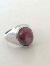 Charger l&#39;image dans la galerie, Bague en argent avec cabochon en pierre avec reflet étoile. 
