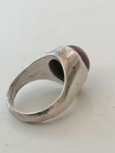 Charger l&#39;image dans la galerie, Bague en argent avec cabochon en pierre avec reflet étoile. 
