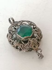 Pendentif orientale en argent et verre. Probablement Turquie. 