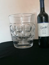 Charger l&#39;image dans la galerie, BACCARAT Rare seau à Champagne en cristal taillé. Hauteur 23cm
