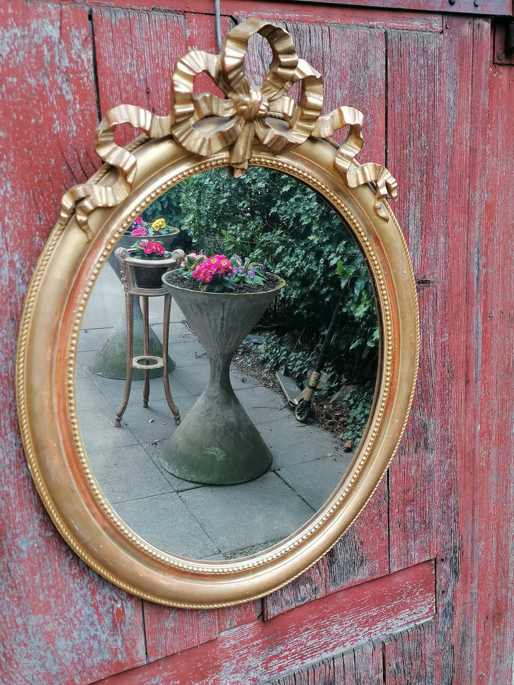 Miroir ovale 19ème doré à la feuille d'or