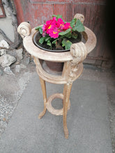 Charger l&#39;image dans la galerie, Sellette jardinière en bois sculptée et peint ancienne. 
